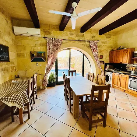 Ta' Karmnu Farmhouse בית נופש *