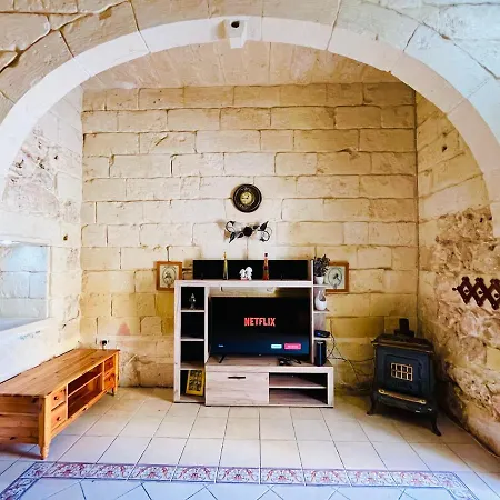 Ta' Karmnu Farmhouse בית נופש *